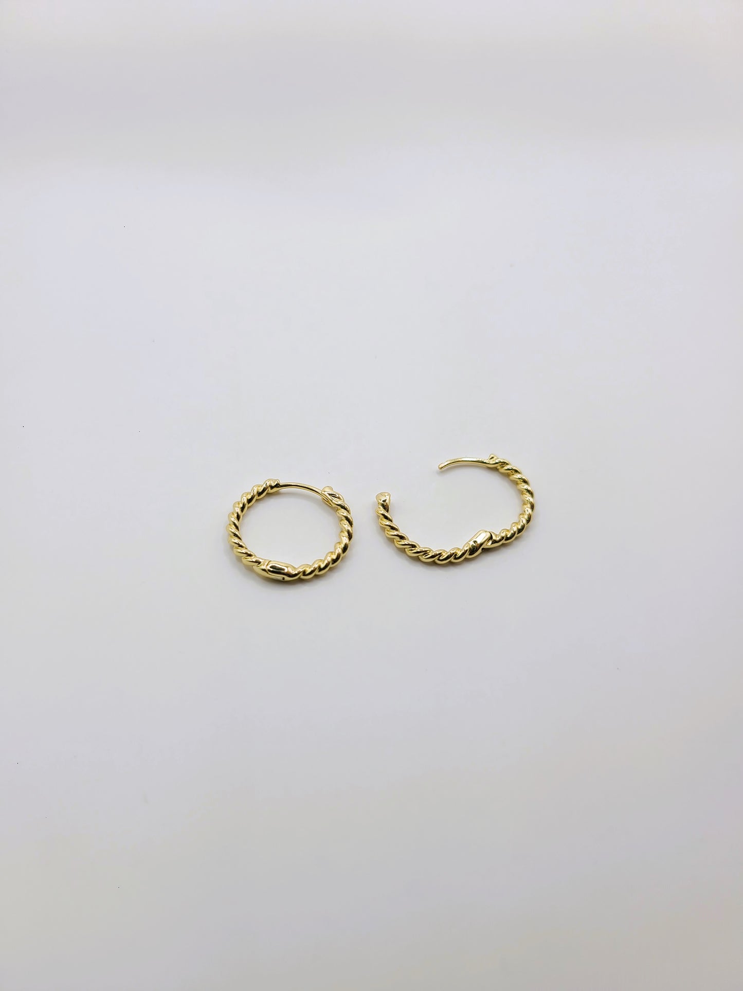 Signature Gold Medium Twisted Sister Huggies